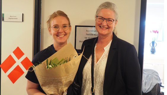 FOA Odenses formand Nina Skov-Lauridsen lykønsker velfærdstalent Pernilla Warming Lillesø Klug med flag og buket